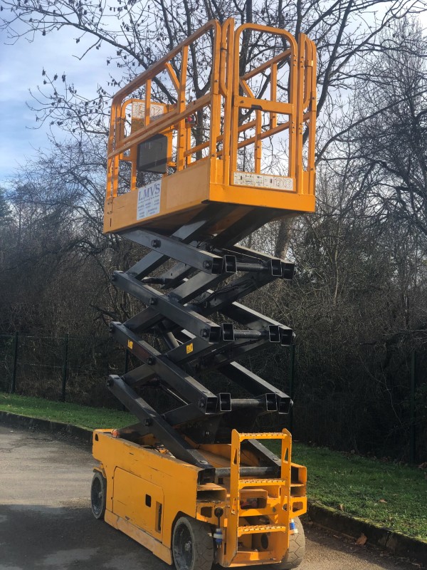 Nacelle ciseaux électrique 10m à Bourgoin 