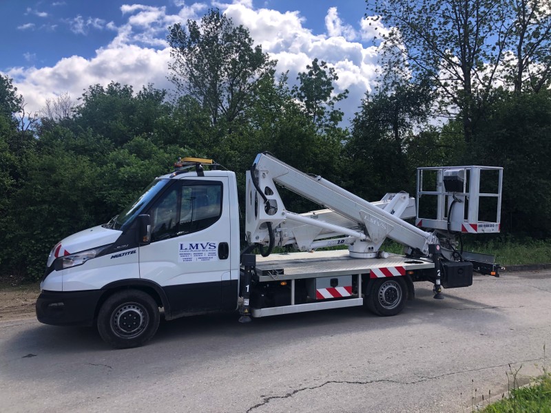 Location d'un camion nacelle articulée 20m à Lyon