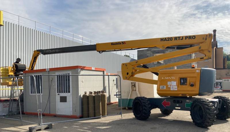 Louer une nacelle articulée diesel 20m à Lyon