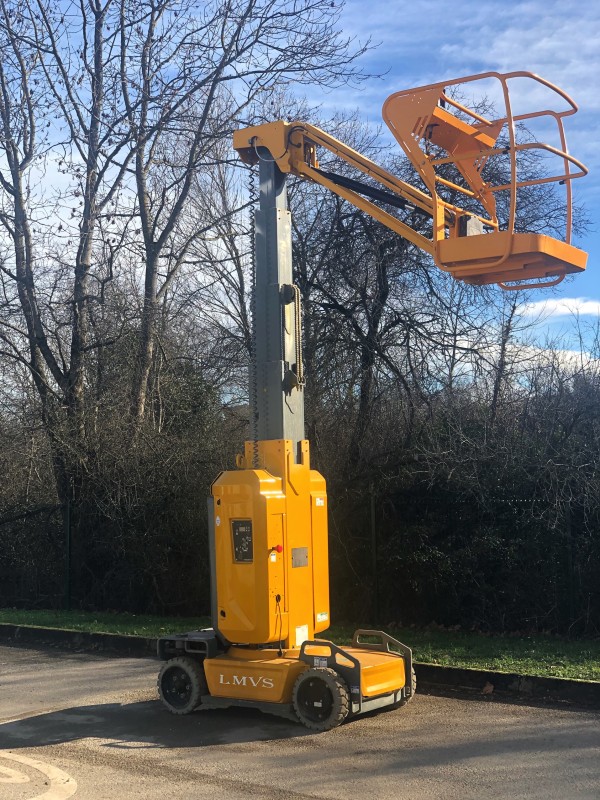 Location de nacelle électrique à mat vertical 10m à Lyon