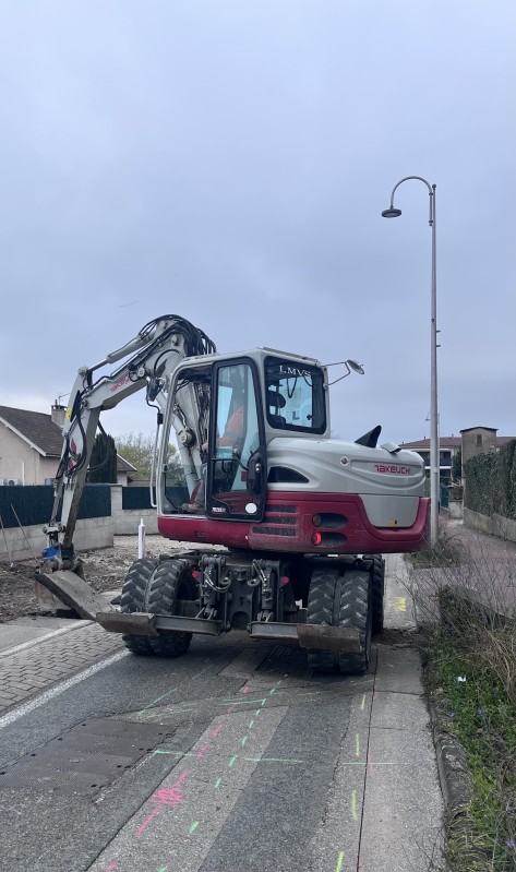 Louer une pelle à pneus 10t à Lyon