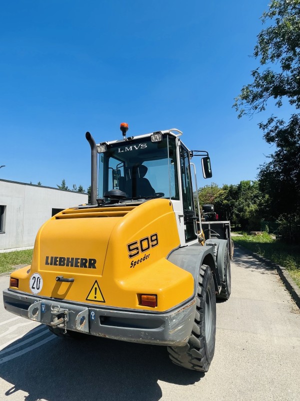 Louer une chargeuse sur pneus 1000l à Lyon