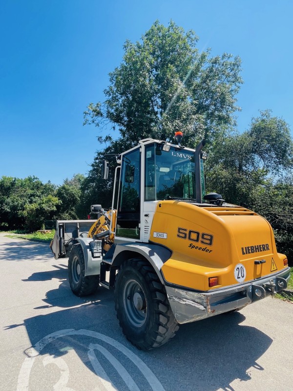 Louer une chargeuse sur pneus 1000l à Lyon