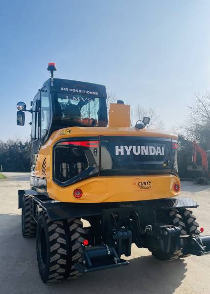 Louer une pelle à pneus 10t à Lyon