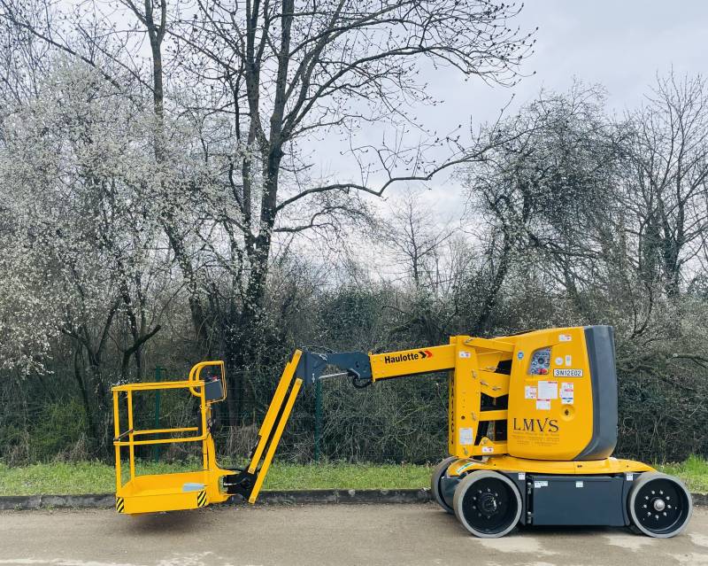 Louer une nacelle articulée électrique 12m à Lyon