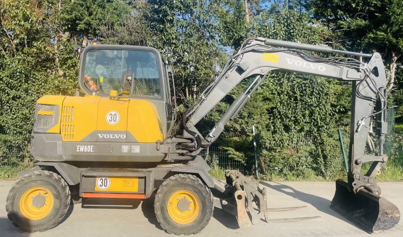 Location de pelle à pneus 5t5 à Lyon