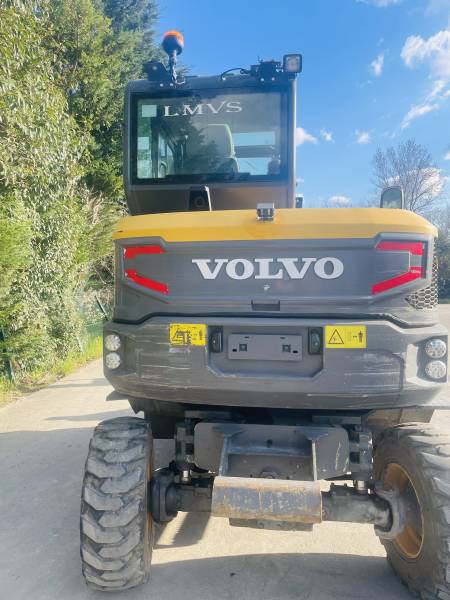 Location de pelle à pneus 5t5 à Lyon