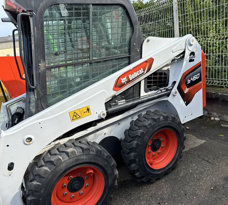 Louer un chargeur à pneus 2t5 à Lyon et ses alentours