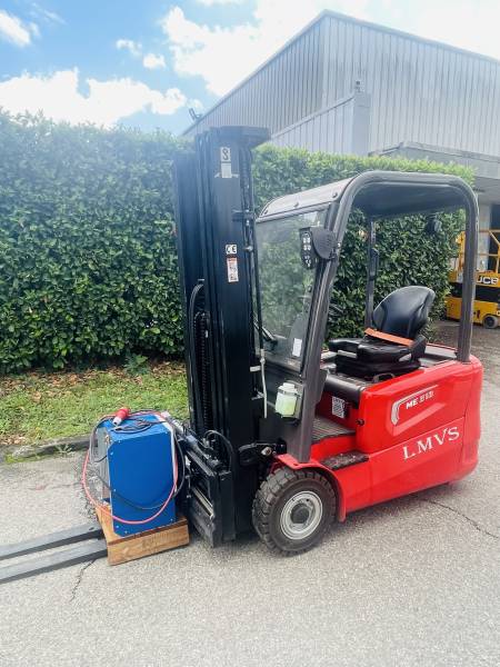 Louer un chariot mât droit électrique 1t8 à Lyon