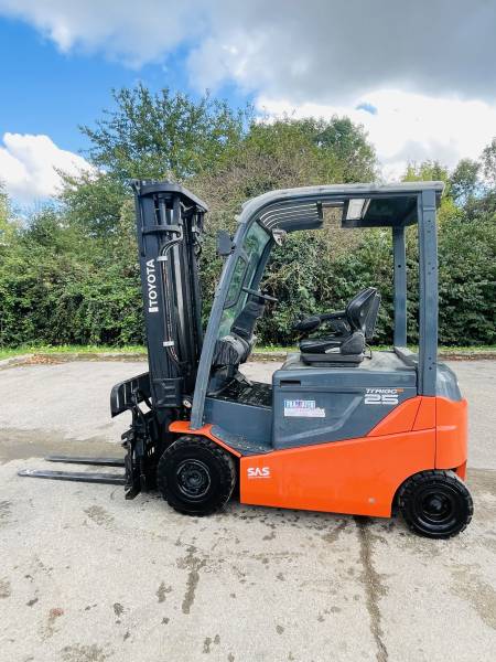 Location d'un chariot mât droit électrique 2t5 à Lyon