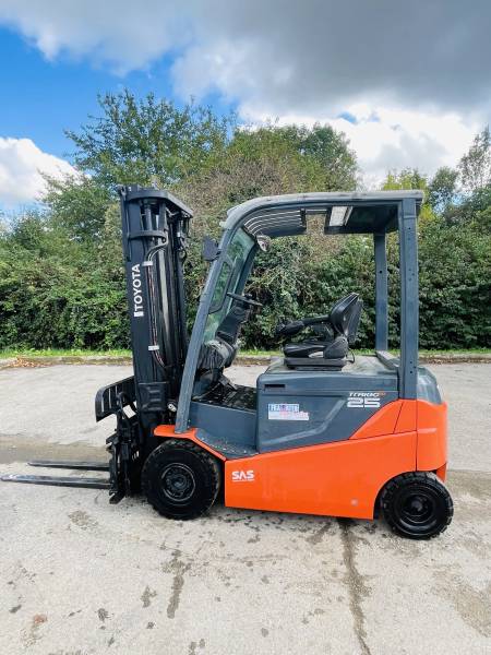 Location d'un chariot mât droit électrique 2t5 à Lyon