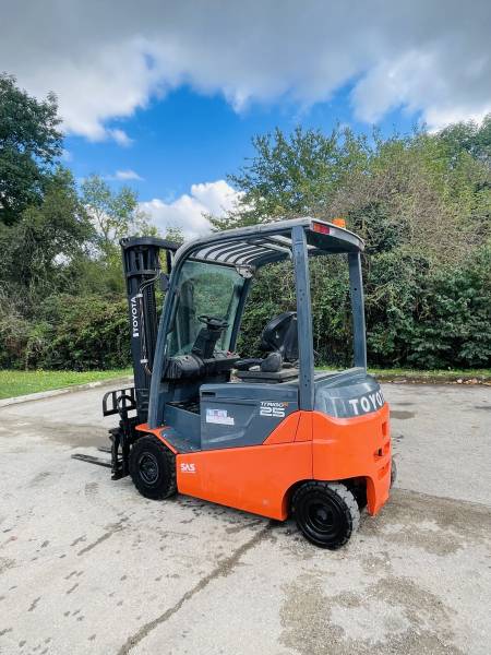 Location d'un chariot mât droit électrique 2t5 à Lyon