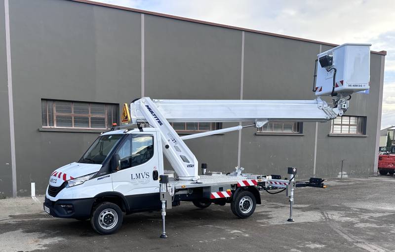 Location d'un camion nacelle articulée 27m à Lyon