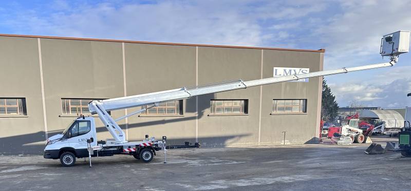 Location d'un camion nacelle articulée 27m à Lyon