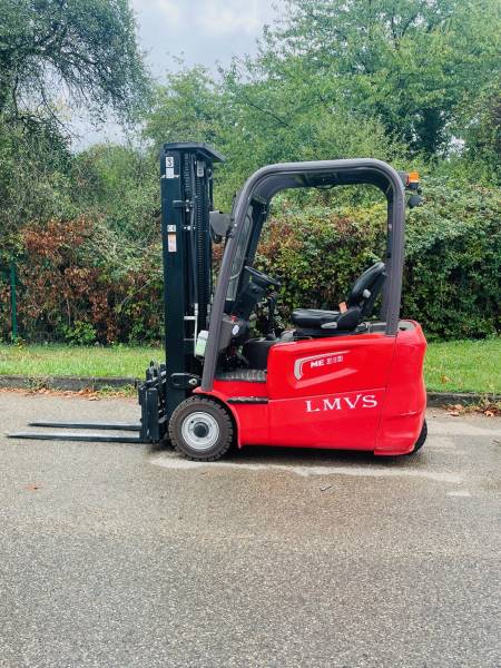Louer un chariot mât droit électrique 1t8 à Lyon
