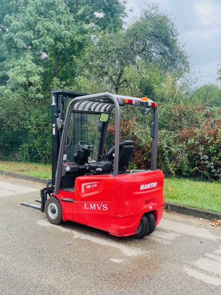 Louer un chariot mât droit électrique 1t8 à Lyon