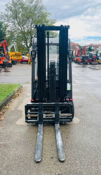 Louer un chariot mât droit électrique 1t8 à Lyon
