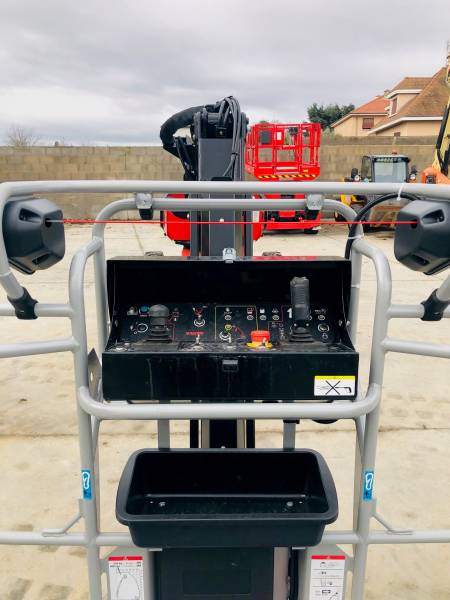 Location à Bourgoin de nacelle articulée diesel 12m 