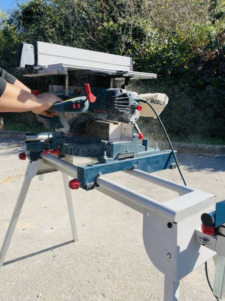 Louer une scie à onglet 220V à Lyon