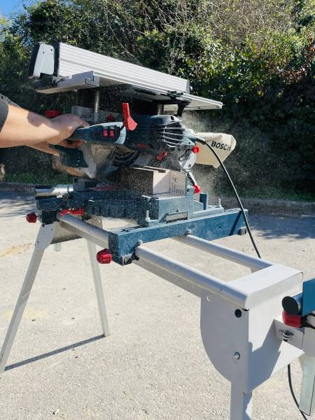 Louer une scie à onglet 220V à Lyon